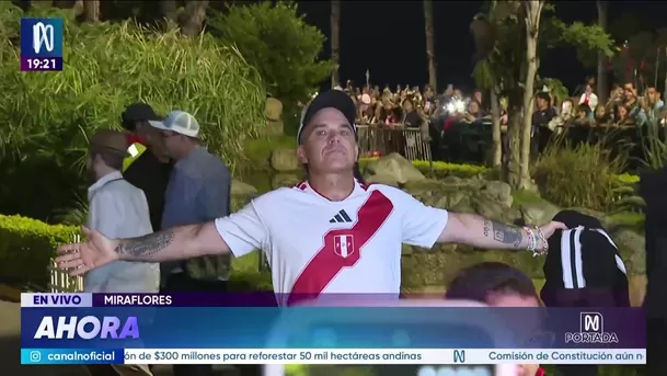 Robbie Williams cantó ‘Angels’ con sus fanáticos afuera de su hotel en Miraflores / Canal N Robbie Williams cantó ‘Angels’ con sus fanáticos afuera de su hotel en Miraflores / Canal N