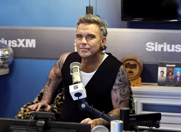 El cantante británico Robbie Williams contó cómo es vivir con los síntomas que no siempre son visibles para los demás / AFP