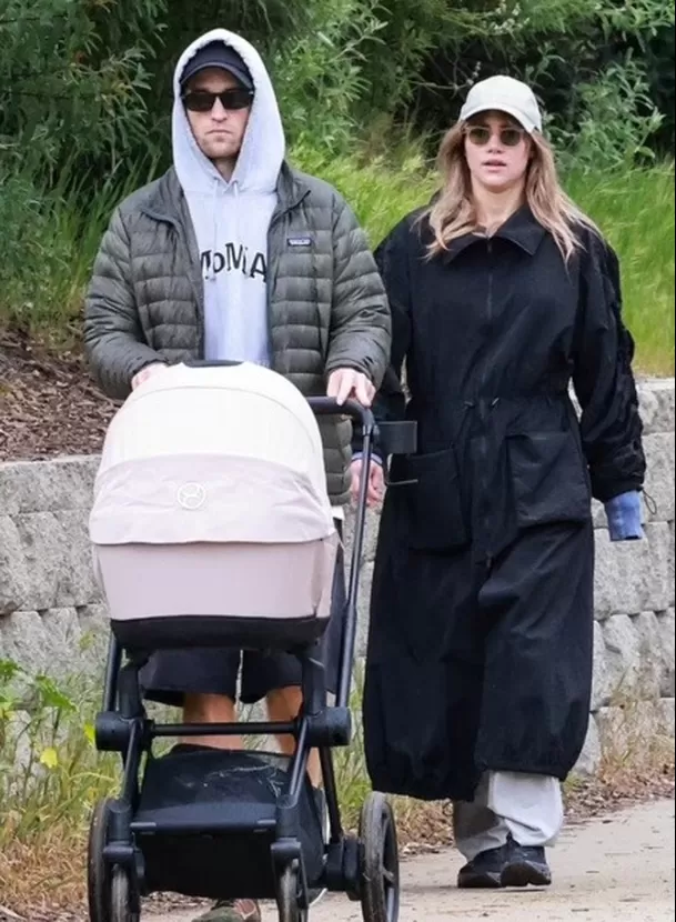 Robert Pattinson y Suki Waterhouse se convirtieron en padres / Foto: Daily Mail 