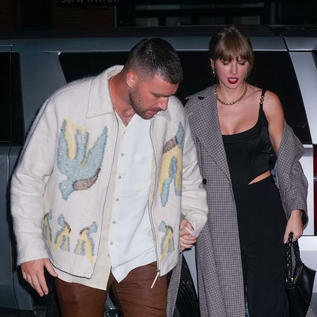 Taylor y Travis llegaron juntos y descendieron del mismo auto y se tomaron de la mano para ingresar a un lujoso restaurante de Nueva York/ Foto: Hollywood Pipeline