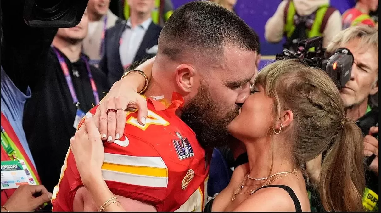 El apasionado beso de Taylor Swift a su pareja Travis Kelce en la final del Super Bowl/Foto: People