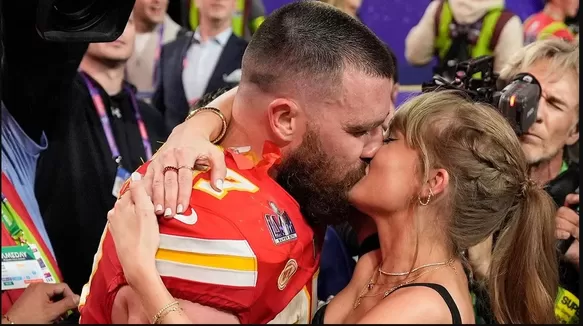 El apasionado beso de Taylor Swift a su pareja Travis Kelce en la final del Super Bowl/Foto: People