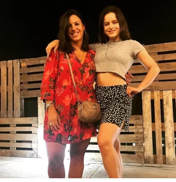 Rosalía con exmanager Rebeca León. Fuente: Instagram