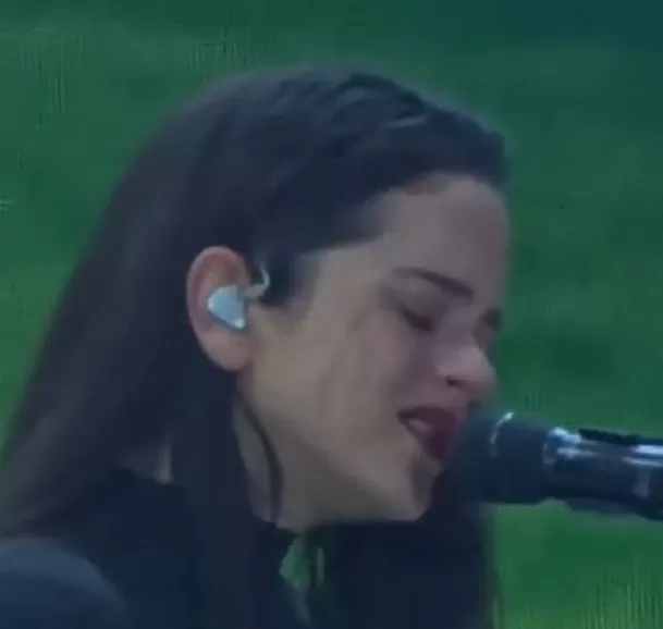 Rosalía no puede evitar llorar durante su interpretación de 'Hentai' / TikTok: @artistastrendingnow1