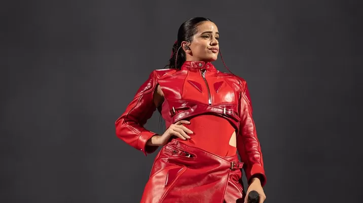 Rosalía subasta traje rojo de su gira "Motomami" para fines benéficos. Foto: EuroPress Rosalía subasta traje rojo de su gira "Motomami" para fines benéficos. Foto: EuroPress
