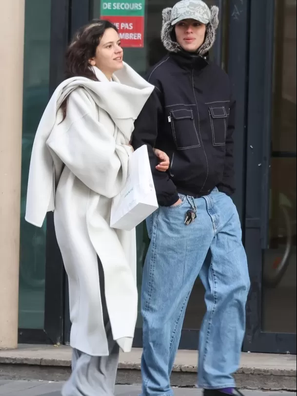 Rosalía y Loli Bahía causan revuelo en redes tras ser vistas de la mano en París. Foto: X - @MOTOMAMlTOUR