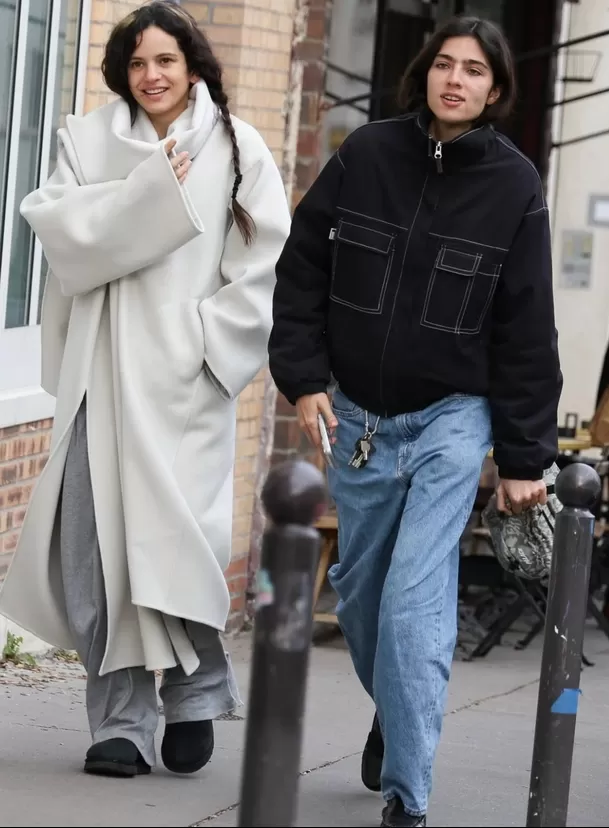 Rosalía y Loli Bahía causan revuelo en redes tras ser vistas de la mano en París. Foto: X - @MOTOMAMlTOUR