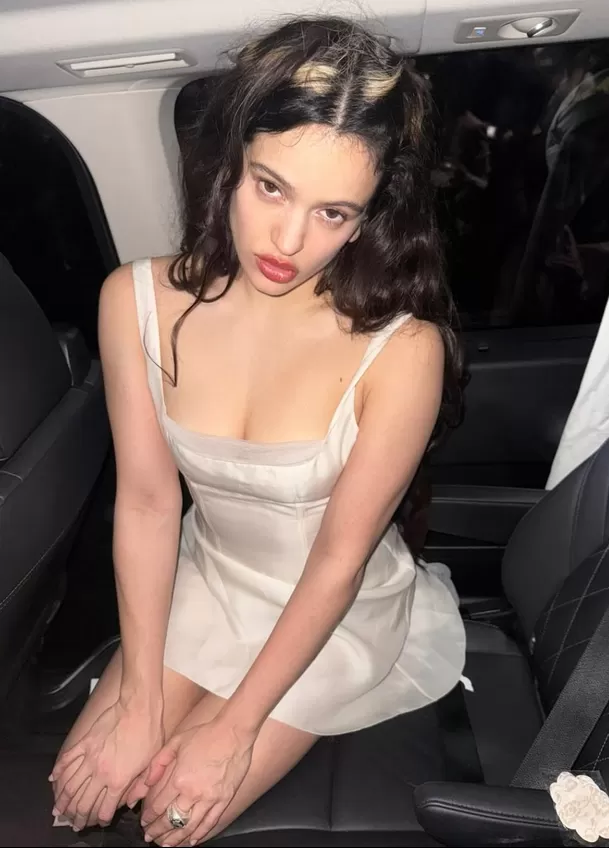 Rosalía y Loli Bahía causan revuelo en redes tras ser vistas de la mano en París. Foto: Instagram