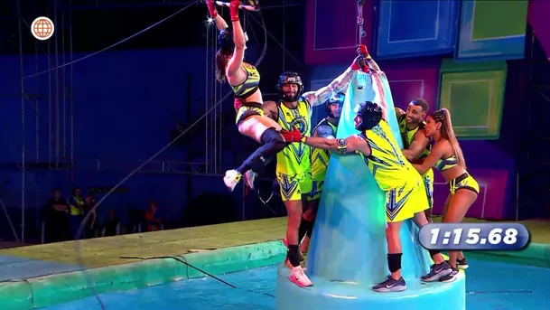 Rosángela Espinoza aterrada al quedar en el aire y casi caer al agua / AméricaTV