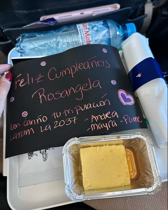 ¡Festejada! Tripulación del avión le envió un saludo | Foto: Instagram