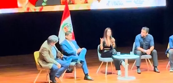 Rosángela ofreciendo una charla sobre su experiencia como influencer a los universitarios/ Foto: IG Rosángela Espinoza