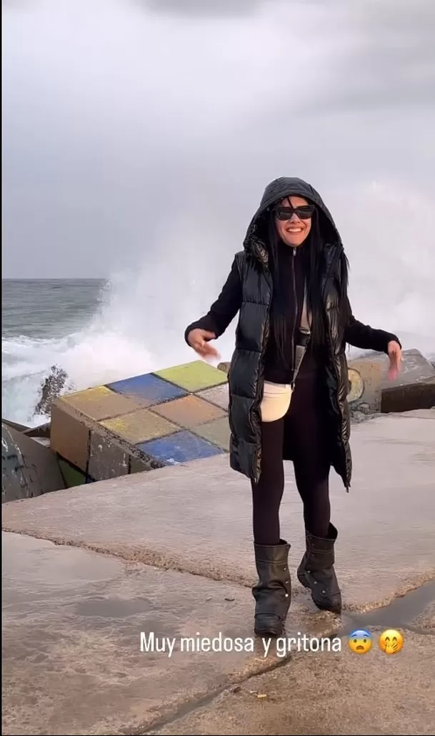 Rosángela Espinoza quiso tomarse la foto perfecta frente al mar de Barcelona pero nada salió como lo planeó/Foto: Instagram