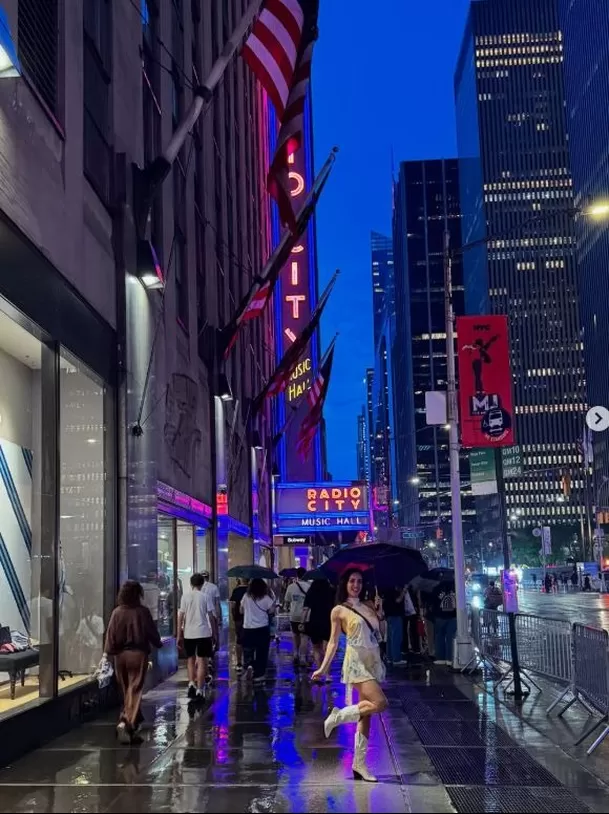 La integrante de 'Esto es guerra' viajó a Nueva York para celebrar su cumpleaños número 37 y terminó sorprendida cuando una seguidora la identificó en pleno Times Square y se acercó para fotografiarse con ella Video: Instagram @rosangelaeslo La integrante de 'Esto es guerra' viajó a Nueva York para celebrar su cumpleaños número 37 y terminó sorprendida cuando una seguidora la identificó en pleno Times Square y se acercó para fotografiarse con ella Video: Instagram @rosangelaeslo