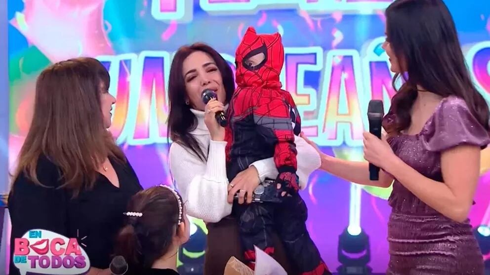 Rosángela Espinoza recibió la sorpresa de su sobrino en pleno programa / Captura 