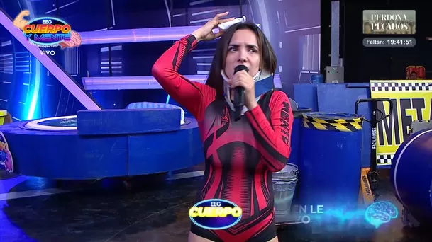 Rosángela Espinoza terminó con collarín tras recibir huevazo de Karen Dejo. Fuente: AméricaTV