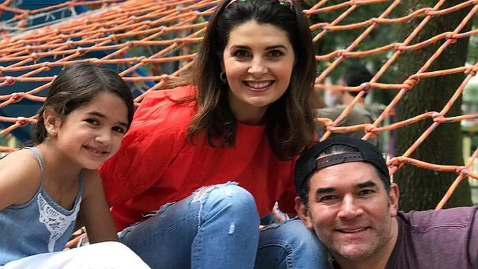 Mayrín Villanueva y Eduardo Santamarina junto a su hija. Foto. Difusión