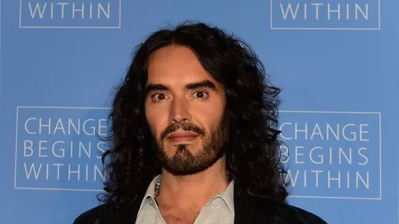 Humorista británico Russell Brand fue acusado de agresiones sexuales. Fuente: AFP