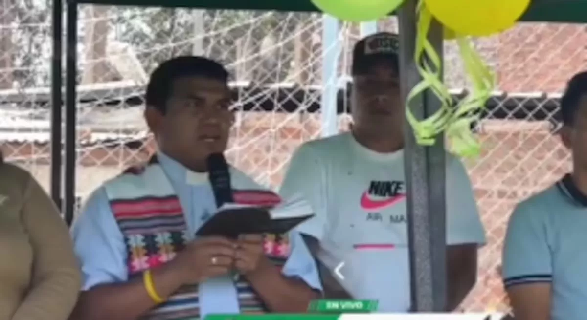 Sacerdote hizo pasar vergonzoso a Christian Cueva en inauguración de losa deportiva. Fuente: TikTok