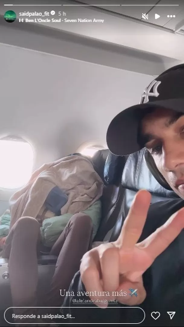 Said Palao expuso a Alejandra Baigorria durmiendo en el avión. Fuente: instagram