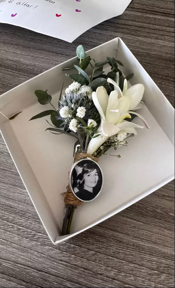 Se reveló un detalle especial en el botonier de Salim: una pequeña fotografía de su madre, colocada por Claudia Se reveló un detalle especial en el botonier de Salim: una pequeña fotografía de su madre, colocada por Claudia