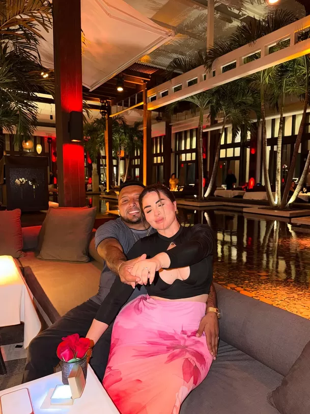 El salsero Maryto y Ángela Alor sorprendieron al anunciar su compromiso con una romántica publicación en redes sociales, donde presumieron el llamativo anillo que sellaría esta nueva etapa. Foto: IG  @marytoysusalson_oficial
