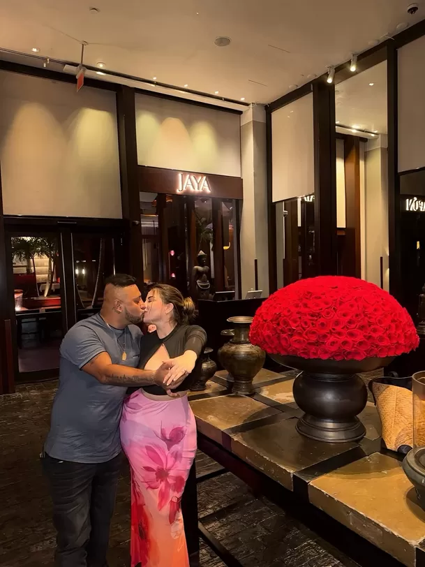 El salsero Maryto y Ángela Alor sorprendieron al anunciar su compromiso con una romántica publicación en redes sociales, donde presumieron el llamativo anillo que sellaría esta nueva etapa. Foto: IG  @marytoysusalson_oficial