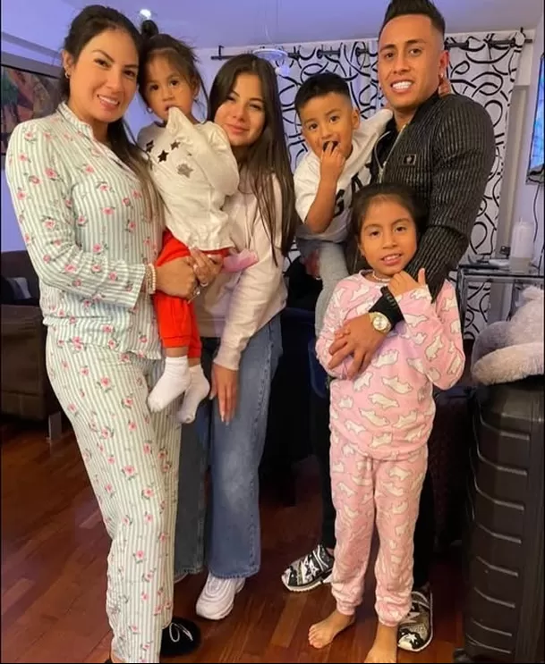 Christian Cueva con su hijos y la hija mayor de Pamela López. Fuente: Facebook