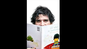 Pedro Su&aacute;rez V&eacute;rtiz y su primer libro de cuentos &#039;Los ni&ntilde;os se enamoran&#039;. Foto: BBVA