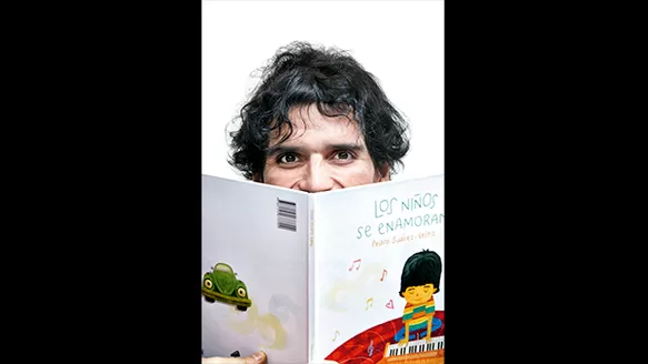 Pedro Su&aacute;rez V&eacute;rtiz y su primer libro de cuentos &#039;Los ni&ntilde;os se enamoran&#039;. Foto: BBVA