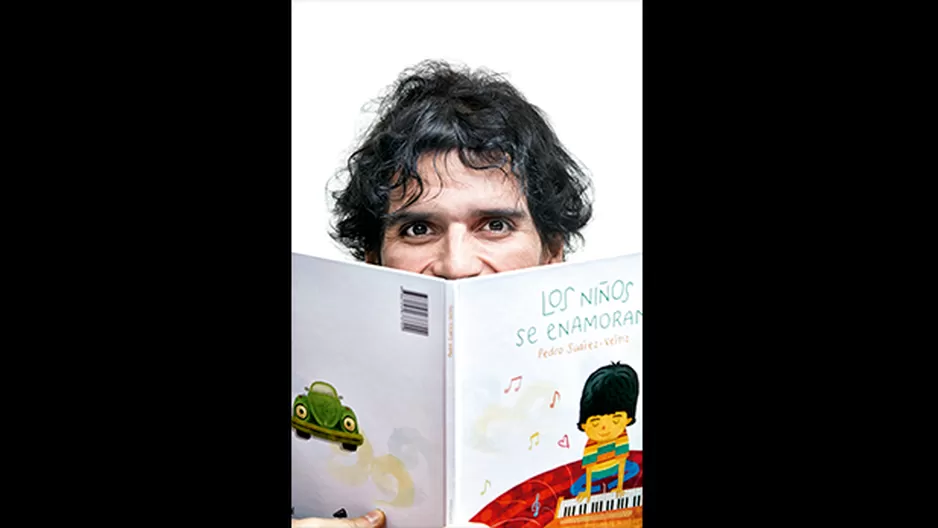 Pedro Su&aacute;rez V&eacute;rtiz y su primer libro de cuentos &#039;Los ni&ntilde;os se enamoran&#039;. Foto: BBVA