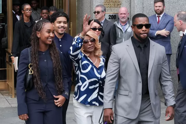 Janice Combs, madre del cantante, estuvo presente en el juicio / AFP