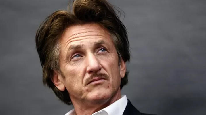 Sean Penn y su bochornoso tropiezo en importante evento en Lima Sean Penn y su bochornoso tropiezo en importante evento en Lima