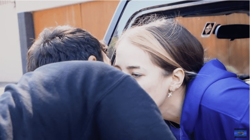 Sebastián Yatra desata lluvia de críticas por besar a desconocidas en la calle como parte de un reto