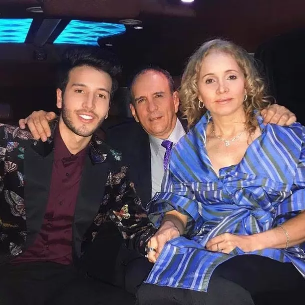 Sebastián Yatra junto a sus padres / Instagram