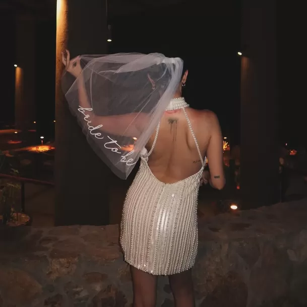 Selena Gómez lució un elegante vestido blanco con perlas / Instagram Selena Gómez lució un elegante vestido blanco con perlas / Instagram