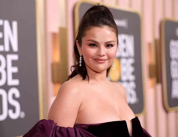 Selena Gomez en los Golden Globes 2023. Fuente: AFP