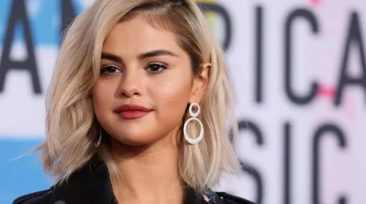 Selena Gómez luce su lado más sensual al estilo de Pamela Anderson en ‘Baywatch’ Selena Gómez luce su lado más sensual al estilo de Pamela Anderson en ‘Baywatch’