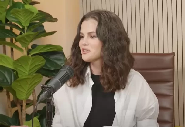 En diálogo con el podcast ‘Good Hang con Amy Poehler’, Selena dio detalles de su diagnóstico, lo que generó rigidez y dolor en su cuerpo / Captura