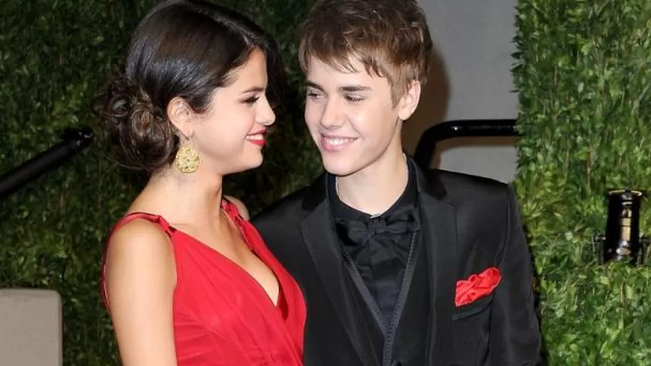 El portal TMZ publicó una foto de Selena Gómez y Justin Bieber dándose un beso