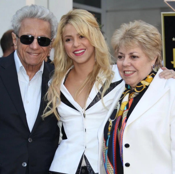 Shakira y sus padres cuando la artista recibió su estrella de la fama | Imagen: Difusión
