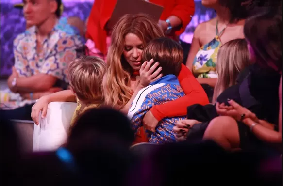 Los más felices al ver la felicidad de la cantante fueron Milan y Sasha/ Foto: Premios Juventud Univisón