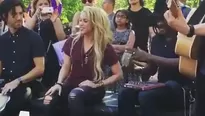 Shakira cantó ‘Chantaje’ en plena calle y esto pasó. Video: Twitter