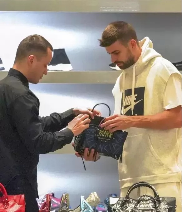 Piqué compró bolso para Shakira en 2019. Foto:/The Grosby Group