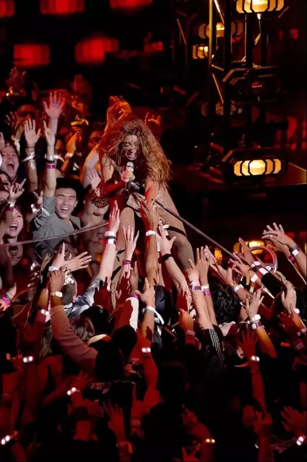 Shakira y sus fans durante su presentación en los VMA 2023. Fuente: MTV