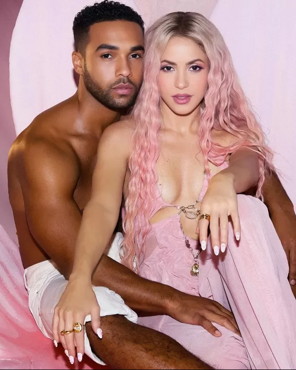 Shakira y el actor Lucien Laviscount en el video de 'Puntería' / Instagram