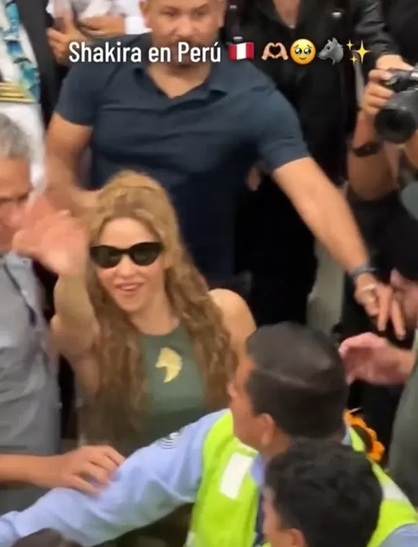 Shakira saludó y se tomó fotos con sus seguidores en el aeropuerto / Captura