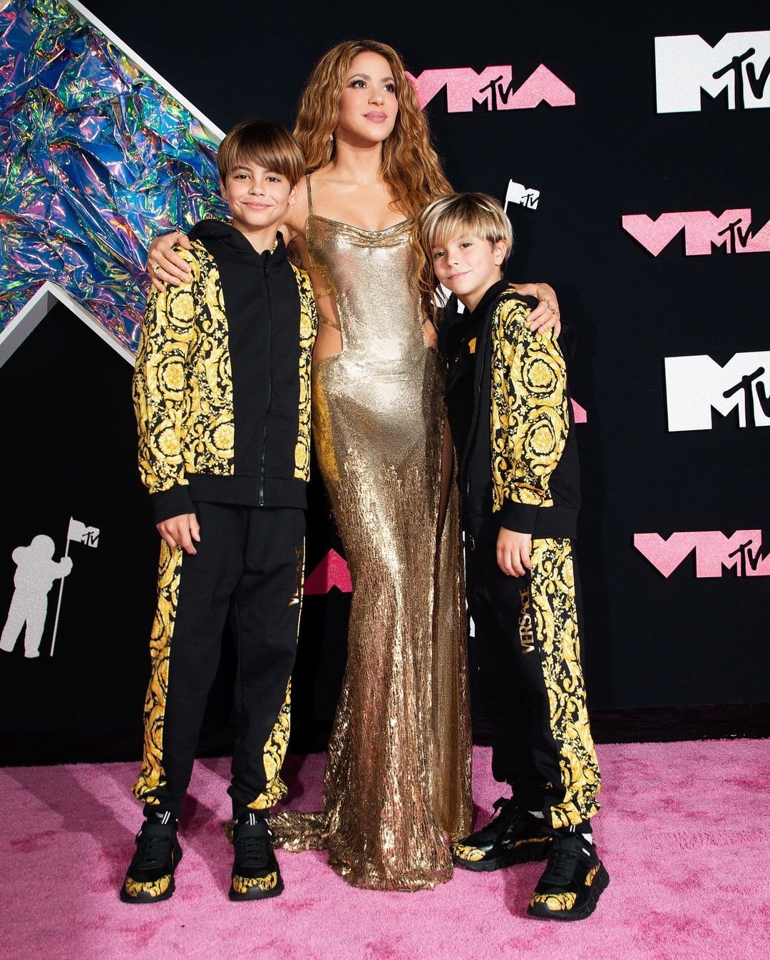 Shakira junto a sus hijos Milan y Sasha en la alfombra roja de los VMA. Fuente: Instagram
