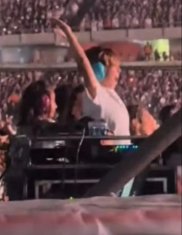 Sasha disfrutando del concierto que Shakira ofreció en Lima / Captura Sasha disfrutando del concierto que Shakira ofreció en Lima / Captura