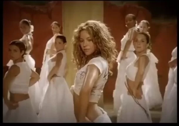 Shakira bailando cumbia colombiana en uno de sus videoclips/Foto: Instagram