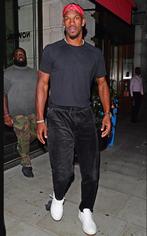 Jimmy Butler saliendo del Novikov Restaurant & Bar de Londres / Foto: ET